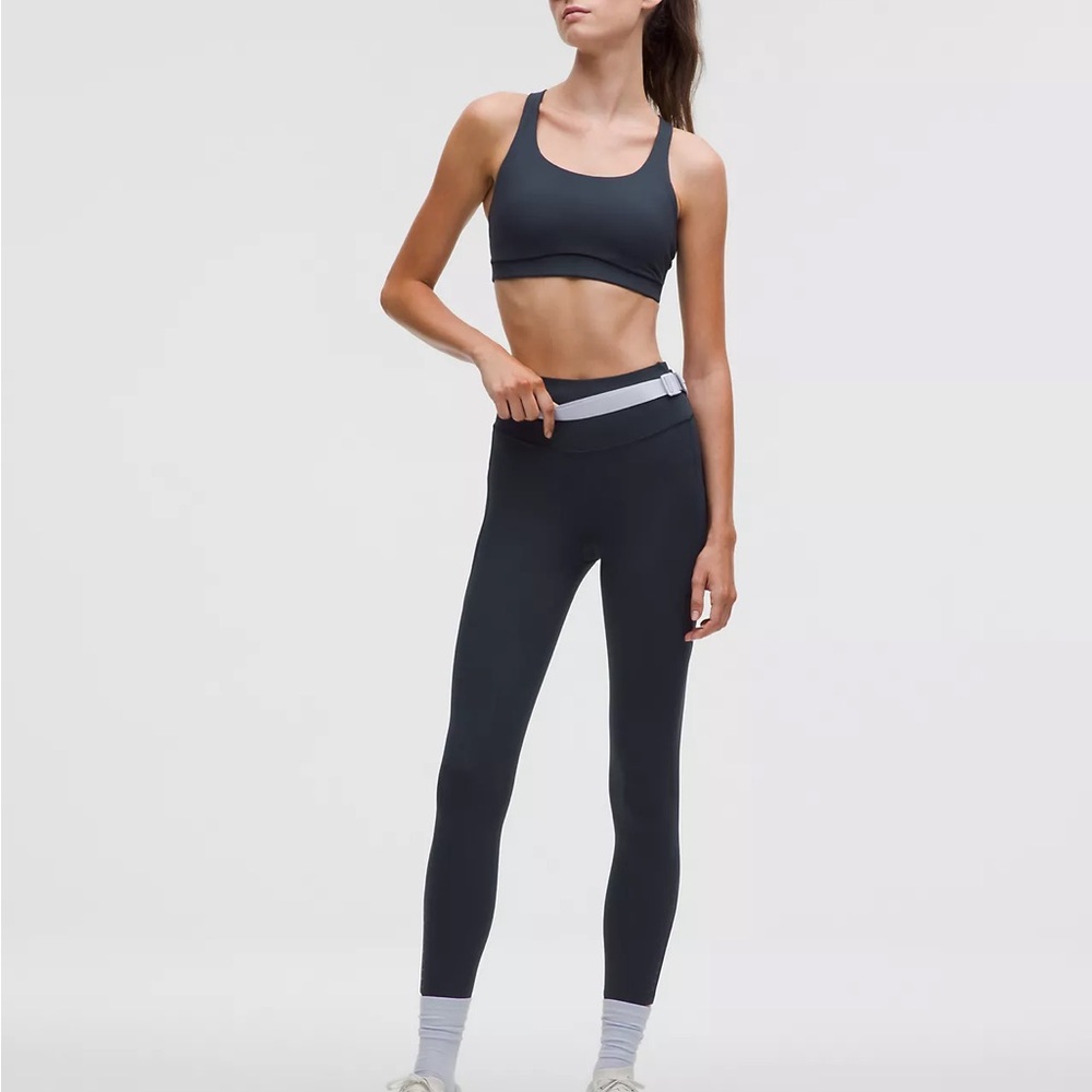 Fast and Free High-Rise Tight 28"
5 Pocket size 4